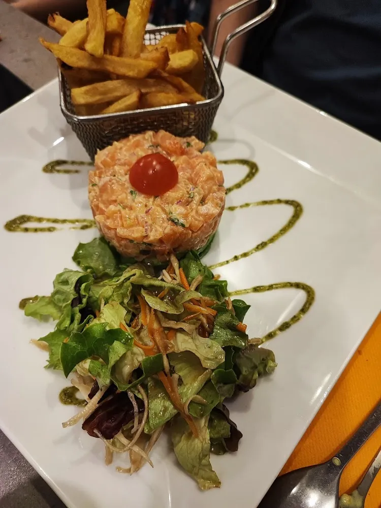 Tartare de Saumon Et Frites Maison